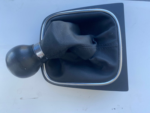 VW GOLF MK6 1.6 TDI USED 5 SPEED MANUAL SHIFTER KNOB WITH SURROUND 1K0 711 133 CF