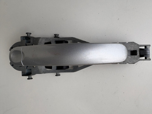VW JETTA 1K USED RHR OUTER DOOR HANDLE WITH CARRIER IN SILER LA7W