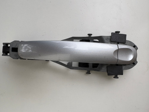 VW JETTA 1K USED LHF OUTER DOOR HANDLE WITH CARRIER IN SILER LA7W