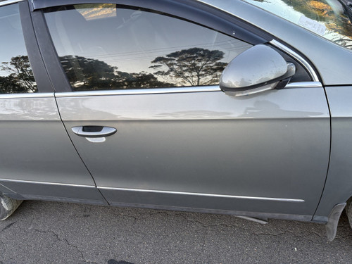 VW PASSAT 3C WAGON USED RHF DOOR SHELL IN GRANITE GREEN  B6S PAINT CODE