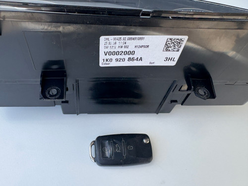 VW GOLF MK5 1.6 PETROL USED INSTRUMENT CLUSTER WITH MATCHING KEY 1K0 920 864 A