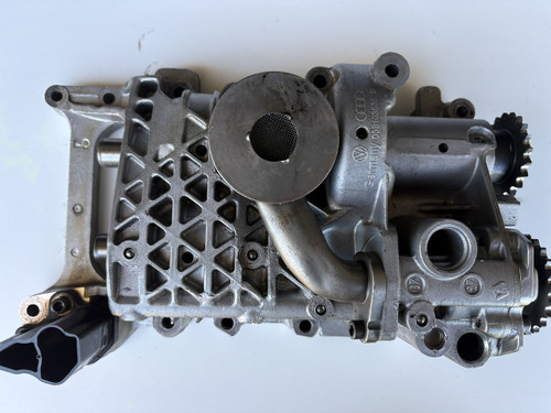VW GOLF AUDI A3 2L FSI USED OIL PUMP WITH BALANCE SHAFT 06B 103 535 B