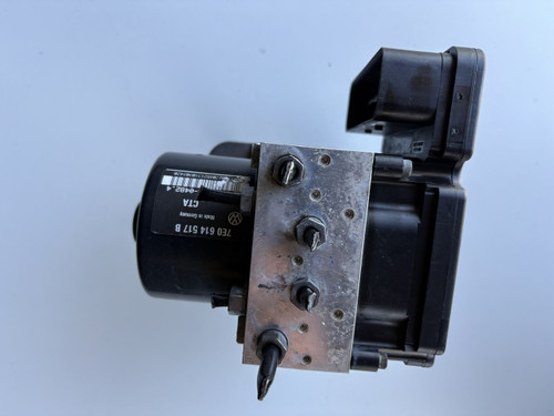 VW MULTIVAN T5 USED ABS PUMP 7E0 614 517 B  7E0 907 379 F