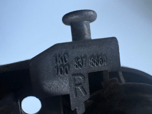 VW GOLF MK5 USED RHR OUTER HANDLE CARRIER 1K0 837 886 A