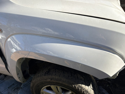 VW AMAROK USED RHF GUARD FLARE IN WHITE B9A PAINT CODE