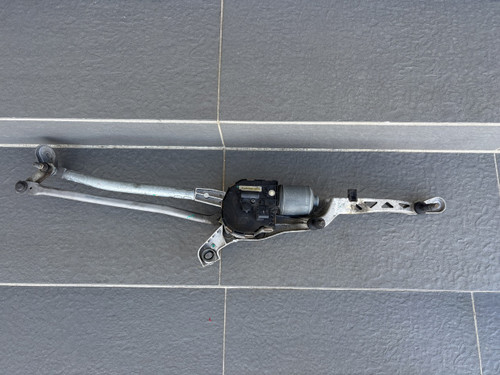 MERCEDES W 204 USED WUBDSCREEN WIPER MOTOR AND LINKAGES A 204 820 11 40 007