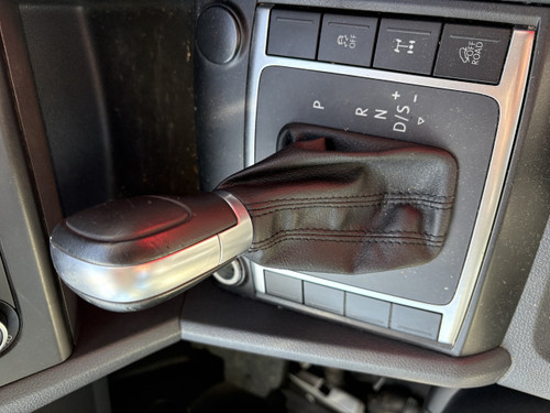 VW AMAROK USED AUTO GEAR KNOB WITH LEATHER BOOT