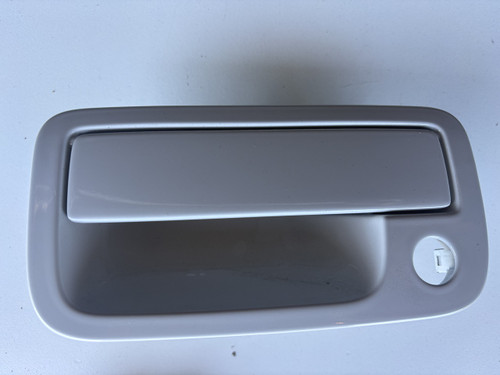 VW AMAROK USED TAIL GATE HANDLE IN WHITE  2H5 829 505 F B0A PAINT CODE