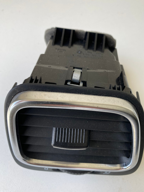 VW EOS USED RH AIR VENT 1Q0 819 710 B
