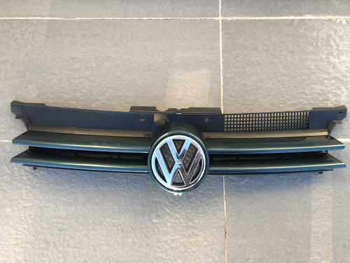 VW GOLF MK4 USED GREEN  GRILLE WITH VW BADGE  LC6X PAINT CODE