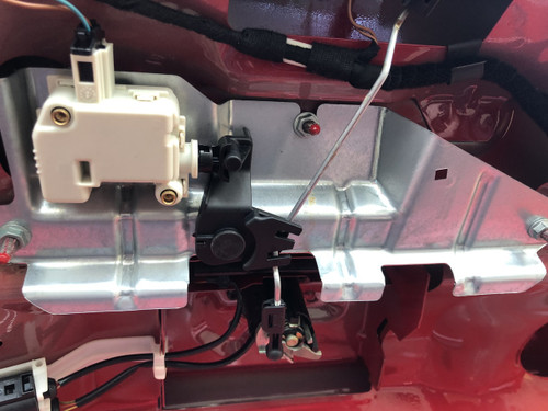 VW BORA MK4 BOOT LOCK ACTUATOR COMPLETE WITH THE CENTER LEAVER