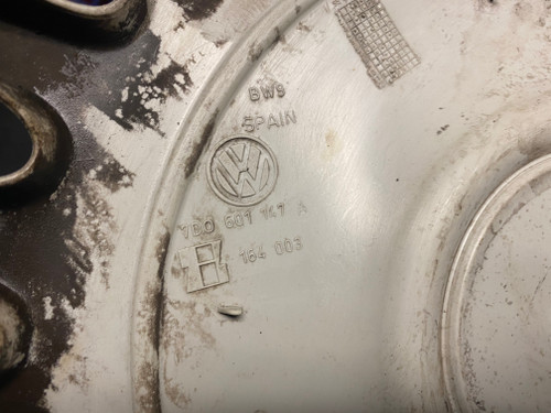 VW CARAVELLE USED HUB CAP 7D0 601 147 A