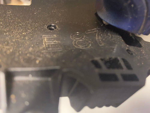 BMW E87 USED LHF OUTER DOOR HANDLE WITH CARRIER IN BLUE