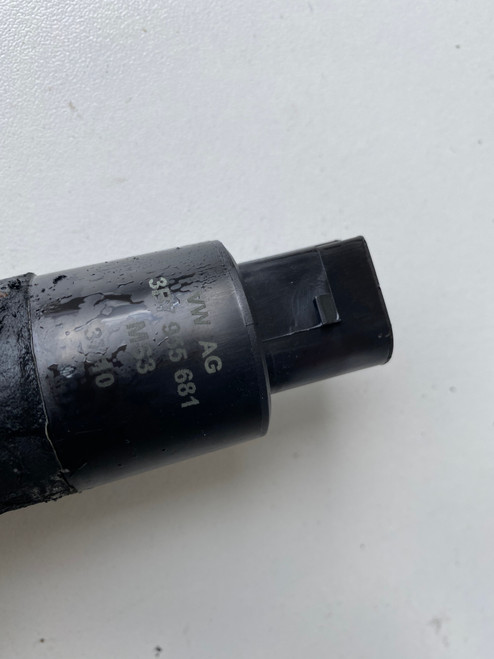 AUDI VW USED BUMPER WASHER JET PUMP 3B7 955 681