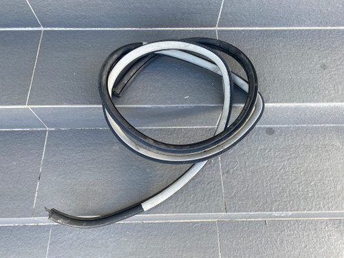 VW BEETLE COUPE USED RH DOOR RUBBER 1C0 867 365 G