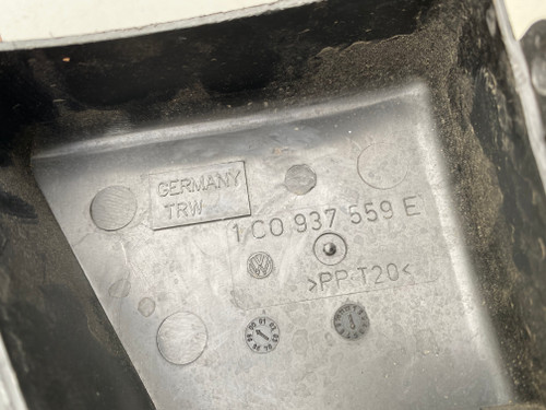 VW BEETLE 1998-2005 TOP BATERRY FUSE BOX MOUNT 1C0 937 559 E