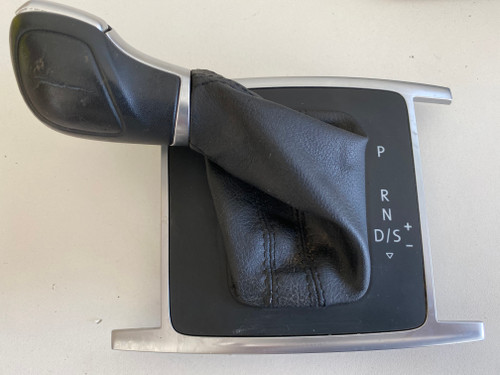 VW AMAROK AUTO USED SHIFTER SURROUND AND GER KNOB 2H2 713 203 C