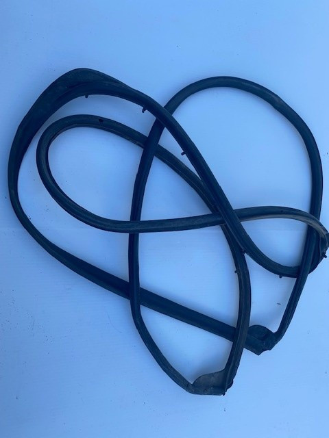 VW AMAROK USED RHR DOOR RUBBER