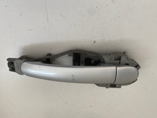 VW POLO 9N 4 DOOR USED LHF OUTER DOOR HANDLE WITH CARRIER IN SILVER