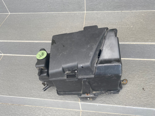 VW BEETLE 1998-2010 USED BATERRY TRAY WITH BATERRY BOX 