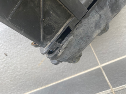 VW BEETLE 1998-2010 USED BATERRY TRAY WITH BATERRY BOX 