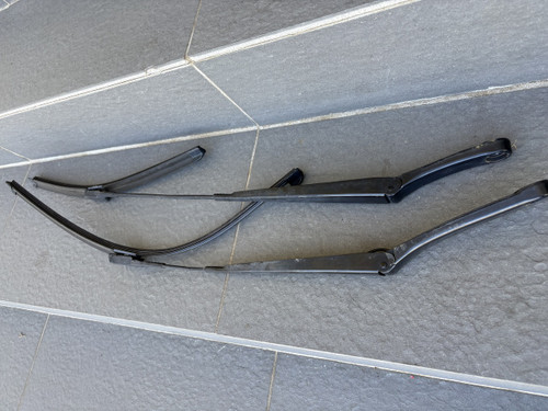 VW PASSAT 3C 2005-2012 WINDSCREEN WIPER ARMS USED 3C2 955 409 B  3C2 955 410 C