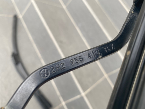 VW AMAROK USED WINDSCREEN WIPER ARMS 2H2 855 410  2H2 855 409