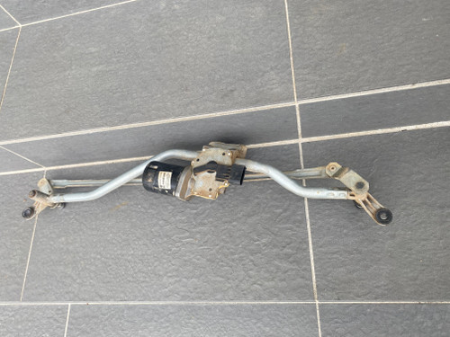 VW AMAROK USED WINDSCREEN WIPER MOTOR AND LINKAGES 7E2 955 113 A