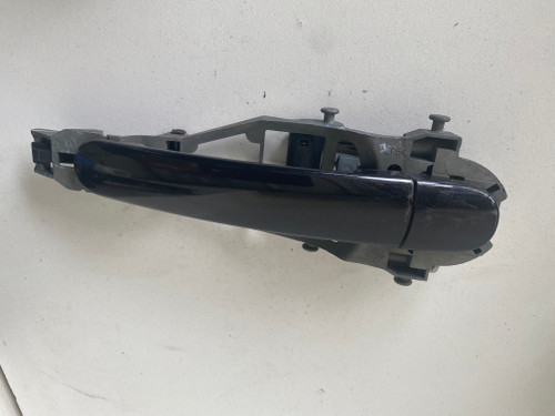 VW GOLF MK5 RHR OUTER DOOR HANDLE WITH THE CARRIER BLACK COLOUR C9Z