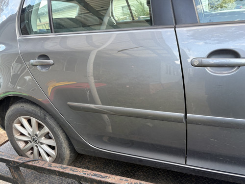 VW GOLF MK5 USED RHR DOOR SHELL IN GREY LA7T PAINT CODE