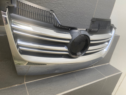 VW JETTA 2005-2010 USED FRONT CHROME GRILLE 1K5 853 651