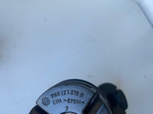 VW AMAROK USED LOWER RADIATOR BUSHES 7H0 121 275 B