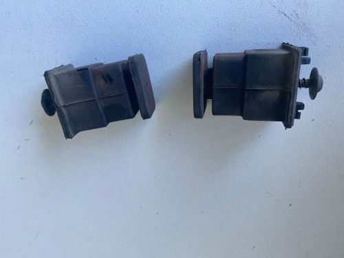 VW AMAROK USED UPPER RADIATOR BUSH MOUNTS 7H0 121 276 C