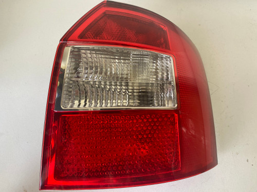 AUDI A4 B6 WAGON USED RH TAIL LIGHT COMPLETE WITH GLOBE HOLDER 8E9 954 096 A