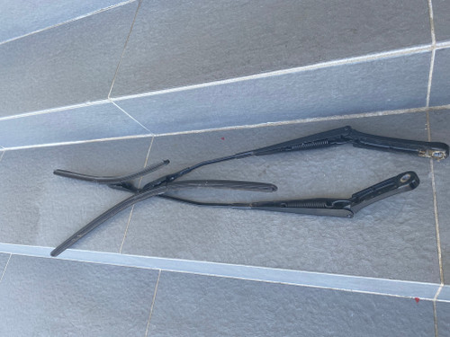 VW JETTA 2011 0N USED WINDSCREEN WIPER ARMS 5C8 955 410  5C8 955 409