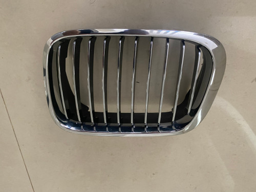 BMW E46 COMPACT USED LH CHROME GRILLE 51.13 - 8 195 057 .9