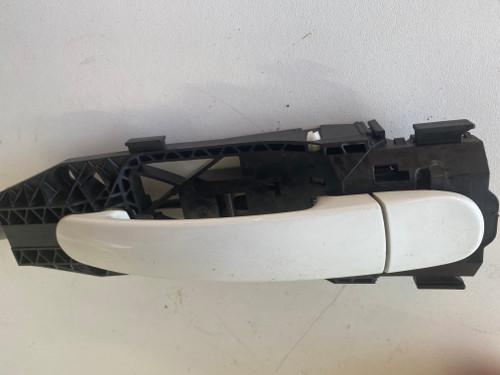 VW POLO 6R USED RHR OUTER DOOR HANDLE WITH CARRIER   IN WHITE C9A 