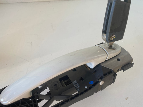 VW POLO 6R USED RHF OUTER DOOR HANDLE WITH CARRIER   IN WHITE C9A 