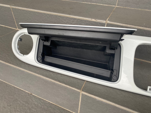 VW BEETLE A5 2012-2019 USED UPPER GLOVE BOX WITH SURROUNDING TRIM IN WHITE 5C2 858 365 E 