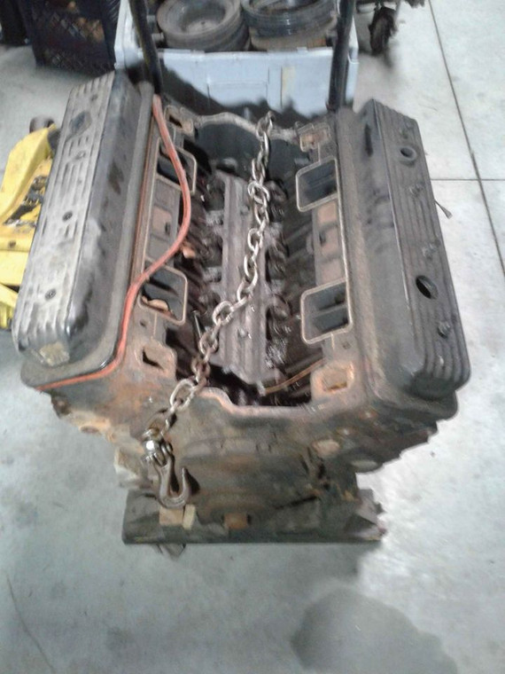 GM 10243880 Small Block Chevy 4 Bolt Main Vortec Engine 10239906 Cylinder Heads