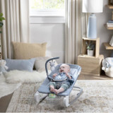 INGENUITY Ξαπλώστρα Happy belly - Chambray, Σταθερή ή κουνιστή θέση, Εξαιρετικά συμπαγές πτυσσόμενο με παρεχόμενη τσάντα αποθήκευσης (CDING74451168541-el)