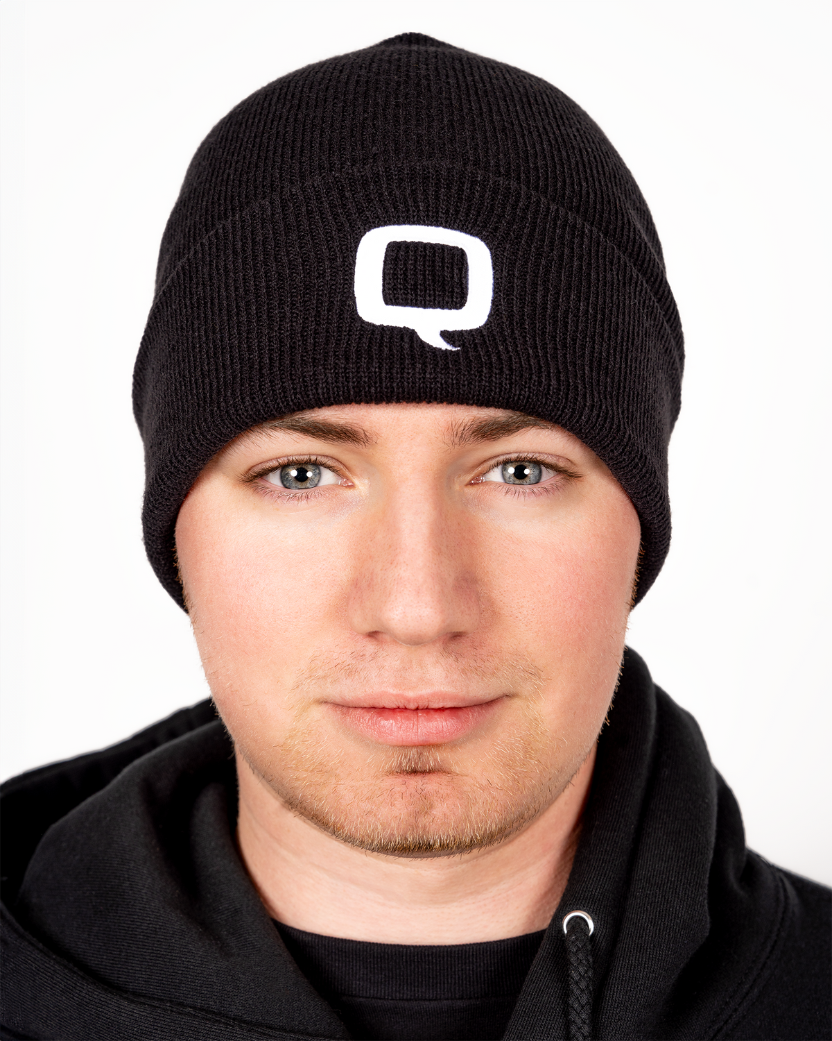 Q LOGO BEANIE