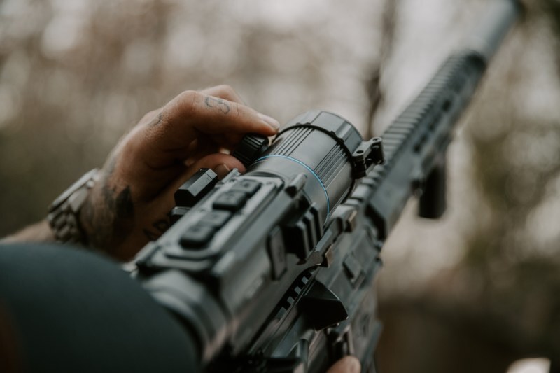 Hunter adjusting the Pard Ocelot 640-Zoom Thermal Imaging Scope.