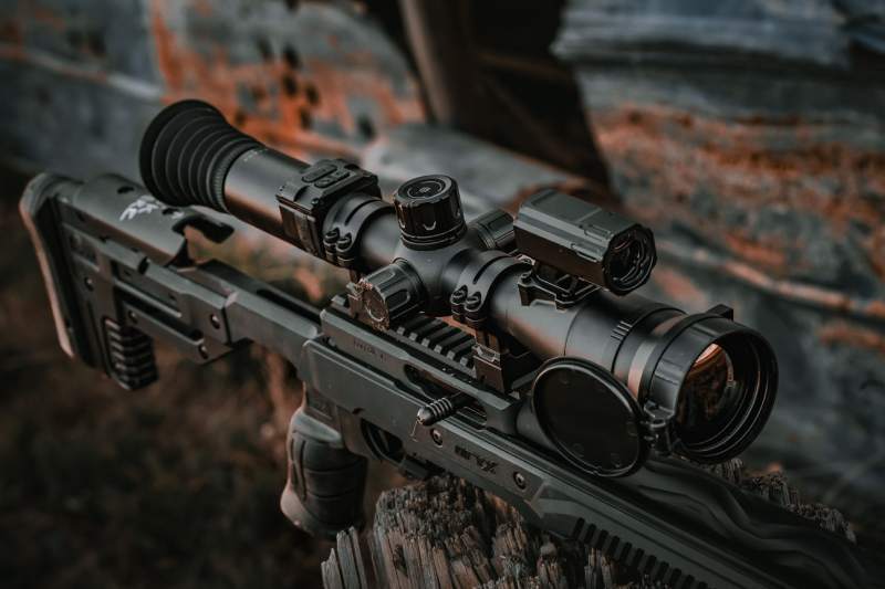 Close up of a  Pard Pantera thermal scope with laser range finder and ballistic calculator. Pantera thermal rifle scope with circular IPS display and aircraft-grade aluminum body. Close-up of Pantera thermal imaging scope showing 800x800 circular IPS display. PARD Pantera thermal scope lineup with 25mm and 50mm lens options. Pantera thermal rifle scope with circular IPS display and aircraft-grade aluminum body. Pantera Series Thermal Imaging Scope Mounted on a rifle.