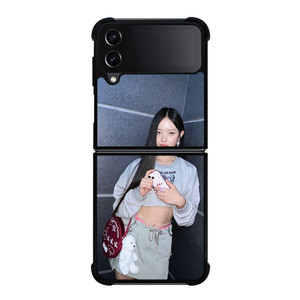 NEWJEANS HANNI KPOP Samsung Galaxy Z Flip 4 Case Cover NEWJEANS HANNI KPOP Samsung Galaxy Z Flip 4 Case Cover