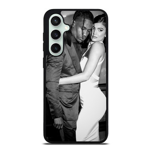TRAVIS SCOTT AND KYLIE JENNER CUDDLING Samsung Galaxy S23 FE Case Cover