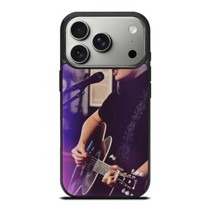 TAYLOR SWIFT LIVE WITH GUITAR iPhone 17 Pro Case Cover
