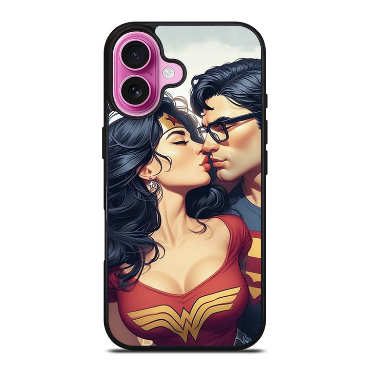 SUPERMAN WONDER WOMAN KISSING iPhone 16 Plus Case Cover