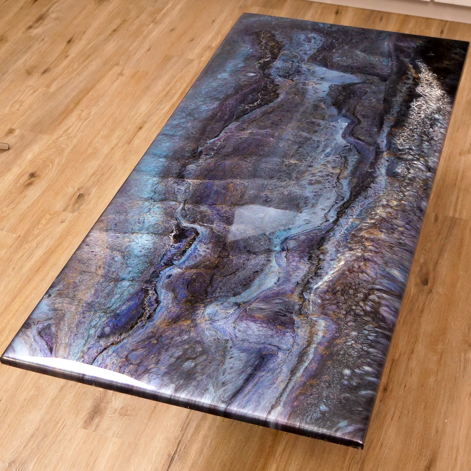 https://cdn11.bigcommerce.com/s-fy21dwtsxg/images/stencil/original/image-manager/blue-fractured-granite-epoxy-countertop-kit-exotic-pour-epoxy-technique.jpg?t=1699653606