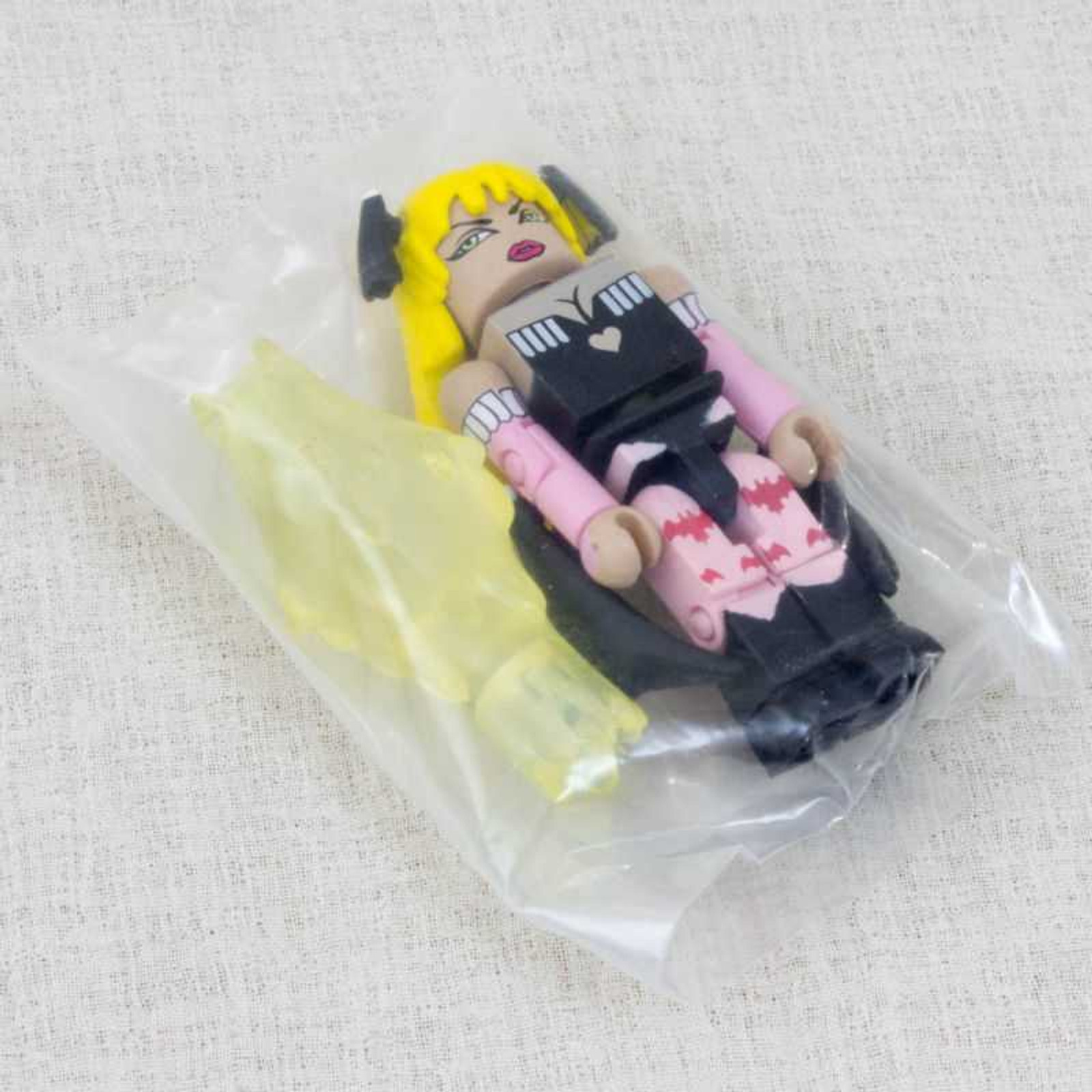 Street Fighter 2 x Darkstalkers 3 (Vampire Savior: The Lord of Vampire) Morrigan Blond Mini Mates Figure Capcom JAPAN